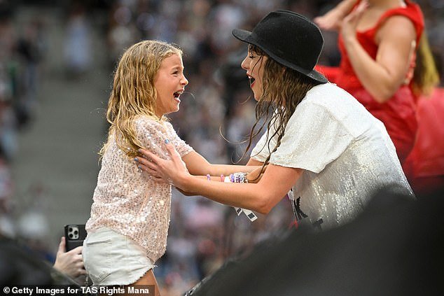 Young Swiftie goes viral as she shows off her amazing dance moves while receiving Taylor’s 22nd hat during the first night of the Eras Tour in Hamburg